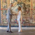 Felipe VI y Prohens en un encuentro cordial frente a un tapiz