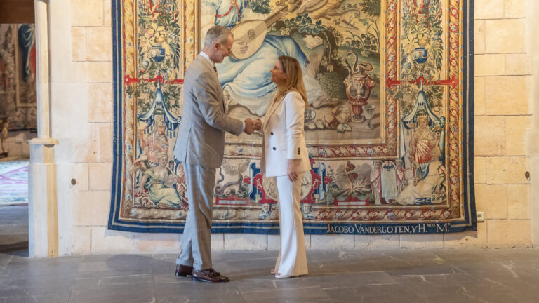 Felipe VI y Prohens en un encuentro cordial frente a un tapiz