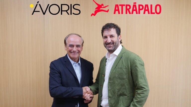 Ejecutivos de Ávoris y Atrápalo se dan la mano tras la adquisición.