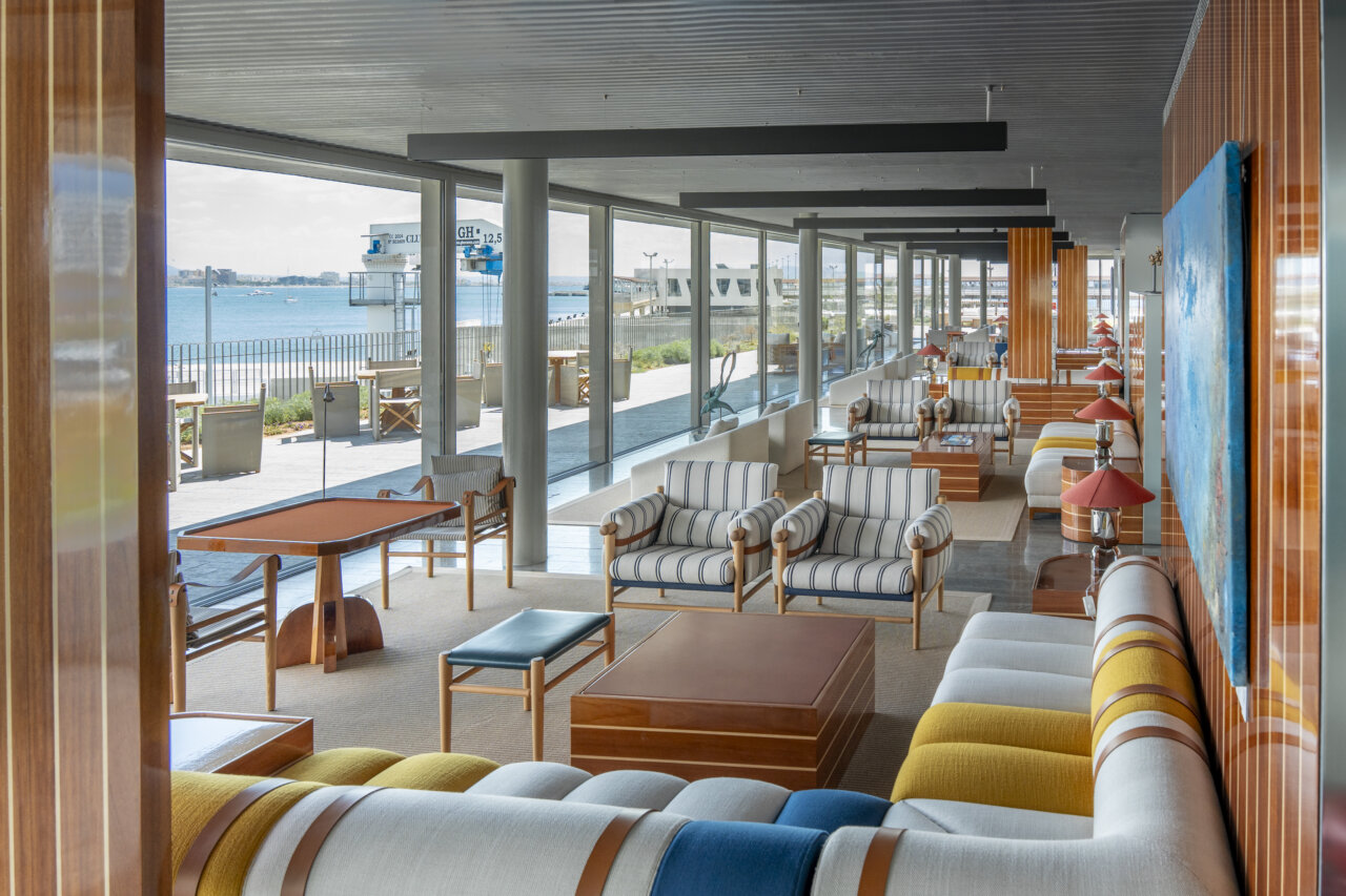 Interior del Azotea Club de Mar en Mallorca con vistas al mar