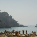 Bancos de niebla sobre la bahía de Palma con turistas en la playa