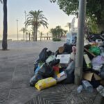 Mont&oacute;n de basura acumulada en la calle de Llucmajor