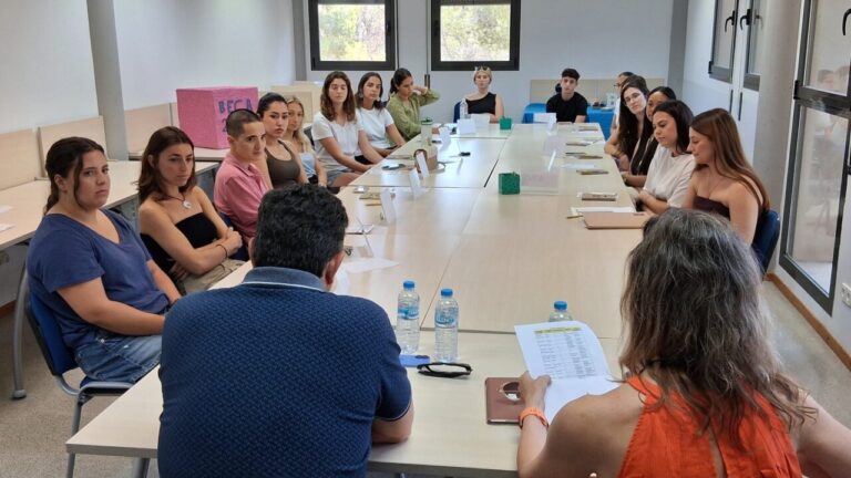 24 estudiantes de Calvià inician becas remuneradas en el Ayuntamiento y empresas
