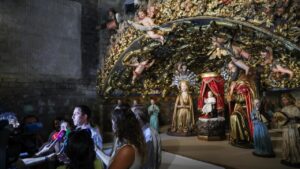Restauraci&oacute;n del Bel&eacute;n de la Sang en Palma con figuras y detalles dorados