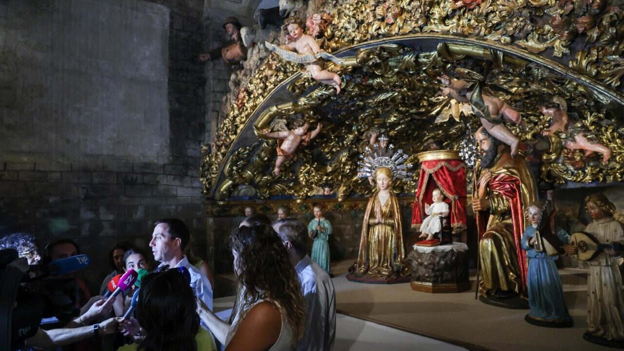 Restauraci&oacute;n del Bel&eacute;n de la Sang en Palma con figuras y detalles dorados
