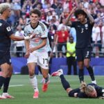 Jugadores de B&eacute;lgica y Estados Unidos en un partido de f&uacute;tbol