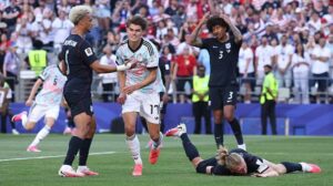 Jugadores de B&eacute;lgica y Estados Unidos en un partido de f&uacute;tbol