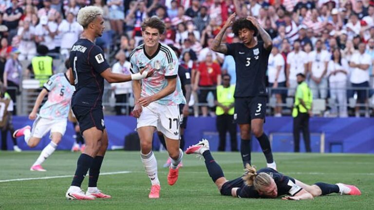 Jugadores de Bélgica y Estados Unidos en un partido de fútbol