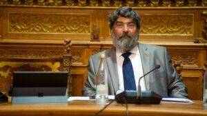 Bestard en pleno, discutiendo sobre informes t&eacute;cnicos y veh&iacute;culos oficiales