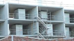 Edificio en construcci&oacute;n con andamios y paneles de yeso en Palma.