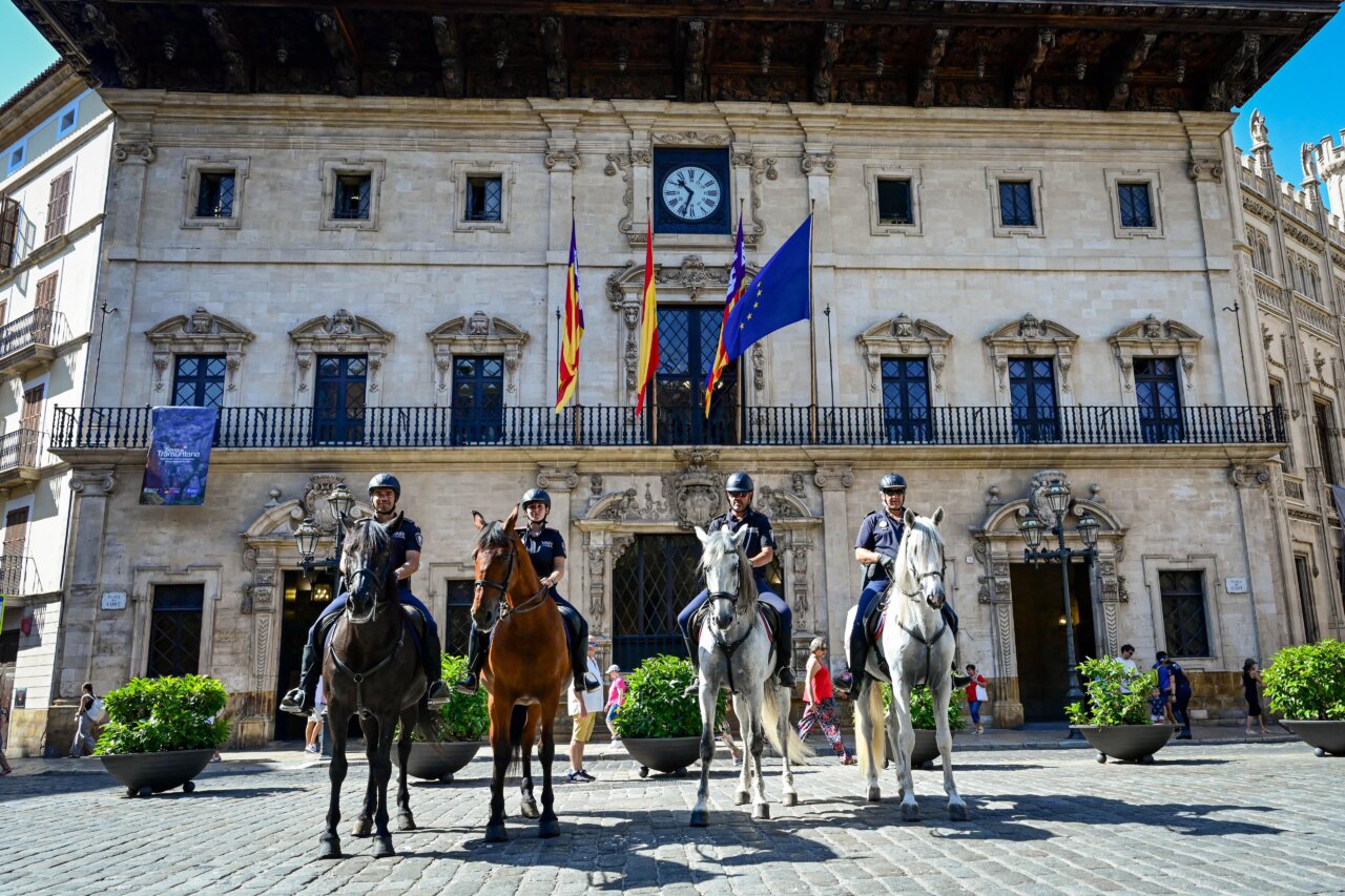 Policías montados a caballo frente al edificio del Ayuntamiento de Palma