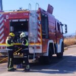 Bomberos trabajando en la extinción de un incendio en Mercapalma.