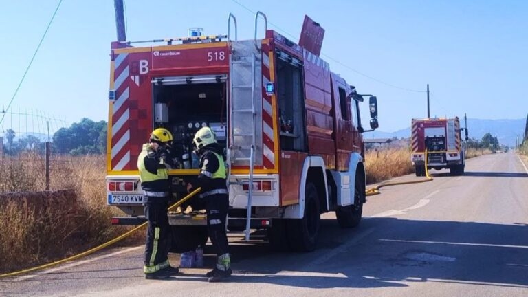 Bomberos trabajando en la extinción de un incendio en Mercapalma.