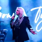 Bonnie Tyler actuando en un escenario con luces de fondo