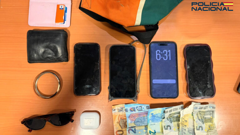 Móviles, carteras y auriculares: el botín de un ladrón pillado in fraganti en Playa de Palma