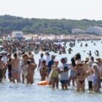 Miles de personas en una cadena humana en Es Trenc para proteger el medio ambiente