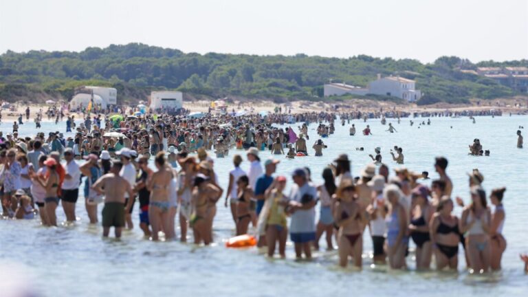 Miles de personas en una cadena humana en Es Trenc para proteger el medio ambiente