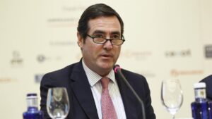 Antonio Garamendi hablando en una conferencia sobre econom&iacute;a