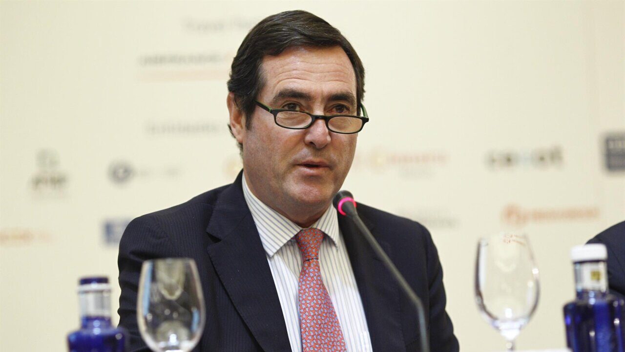 Antonio Garamendi hablando en una conferencia sobre econom&iacute;a