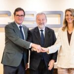 Representantes de CaixaBank, CEOE y CEPYME firmando acuerdo de financiación
