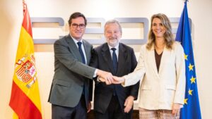Representantes de CaixaBank, CEOE y CEPYME firmando acuerdo de financiaci&oacute;n