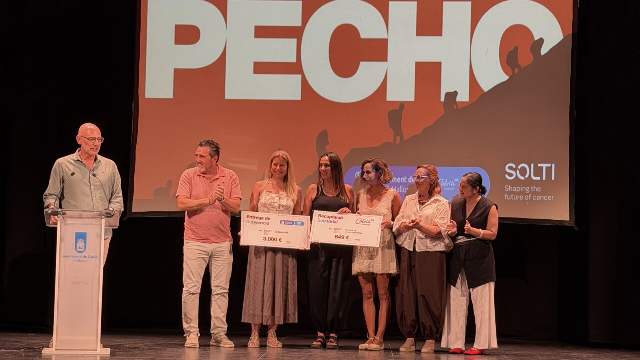Entrega de donaci&oacute;n para la investigaci&oacute;n del c&aacute;ncer de mama en Calvi&agrave;