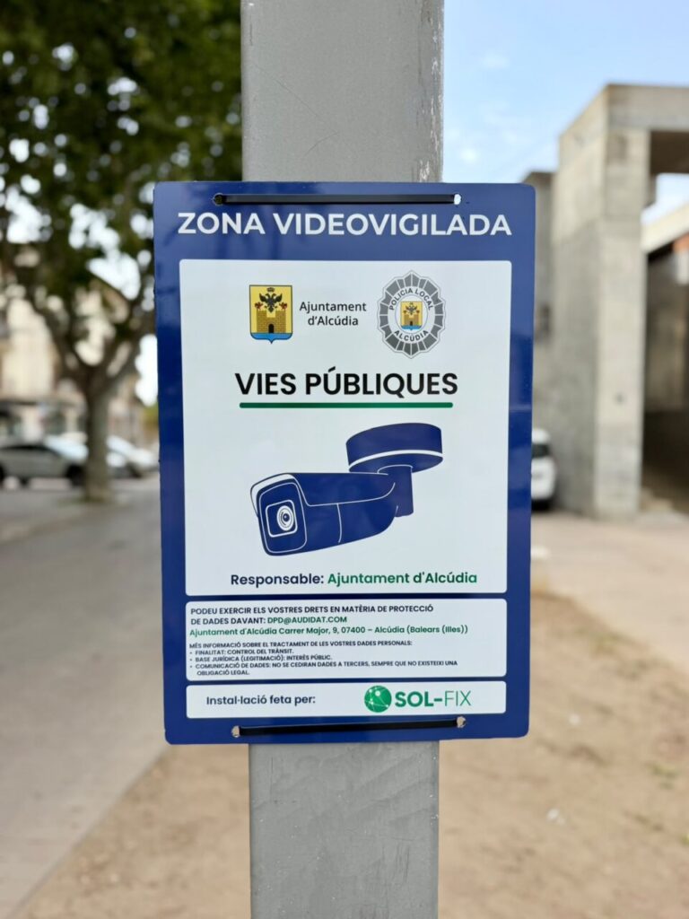 Cartel de zona videovigilada en Alcúdia con cámaras de seguridad