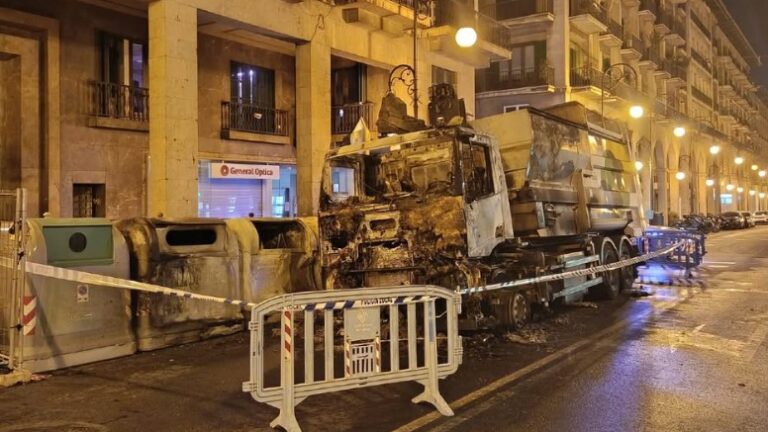 Un cami&oacute;n de Emaya, calcinado tras arder de madrugada en Jaume III