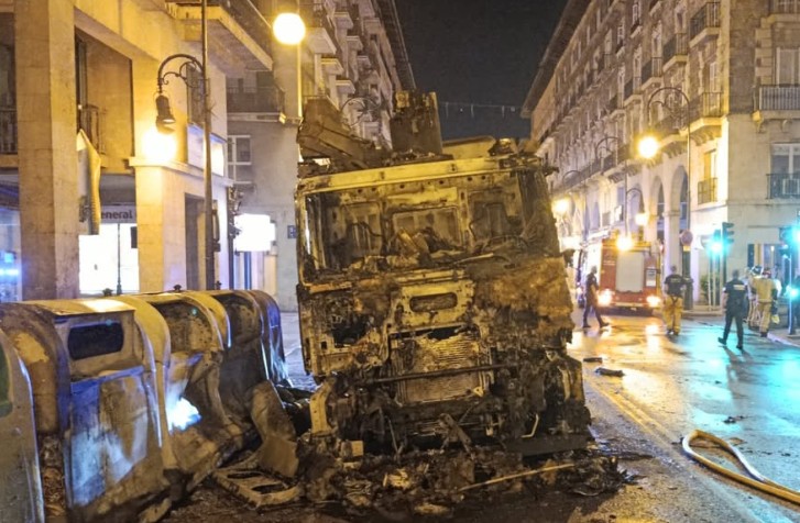 Cami&oacute;n de Emaya calcinado en la calle Jaume III de Palma