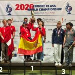 Equipo español celebrando su victoria en el Campeonato del Mundo de la Clase Europa 2026