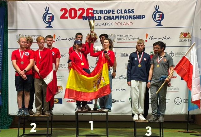 Equipo español celebrando su victoria en el Campeonato del Mundo de la Clase Europa 2026