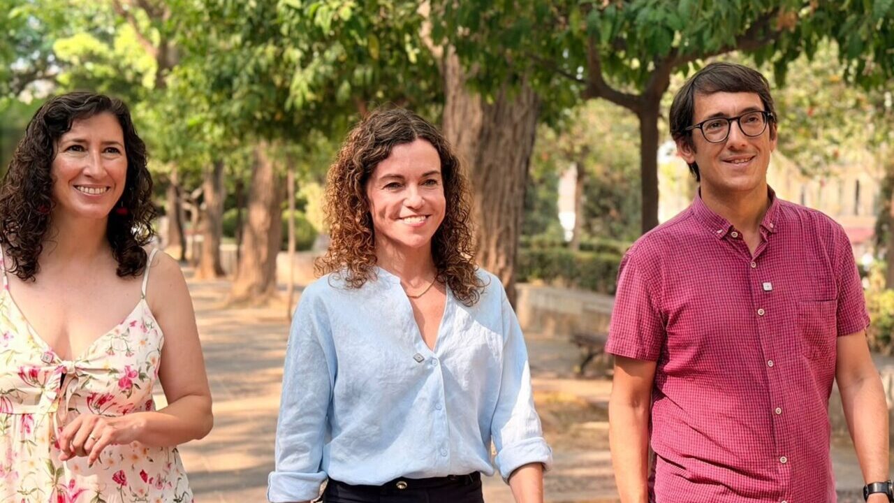 Tres candidatos socialistas caminando en un parque con &aacute;rboles