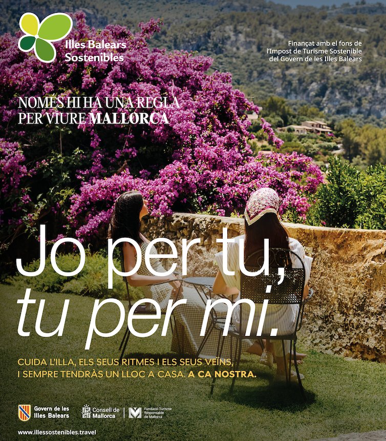 Dos personas sentadas en un jard&iacute;n con flores moradas en Mallorca.
