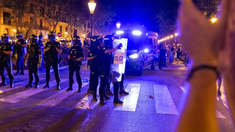 Las imágenes policiales revelan la violencia de una "minoría radical" de manifestantes durante el 26-J