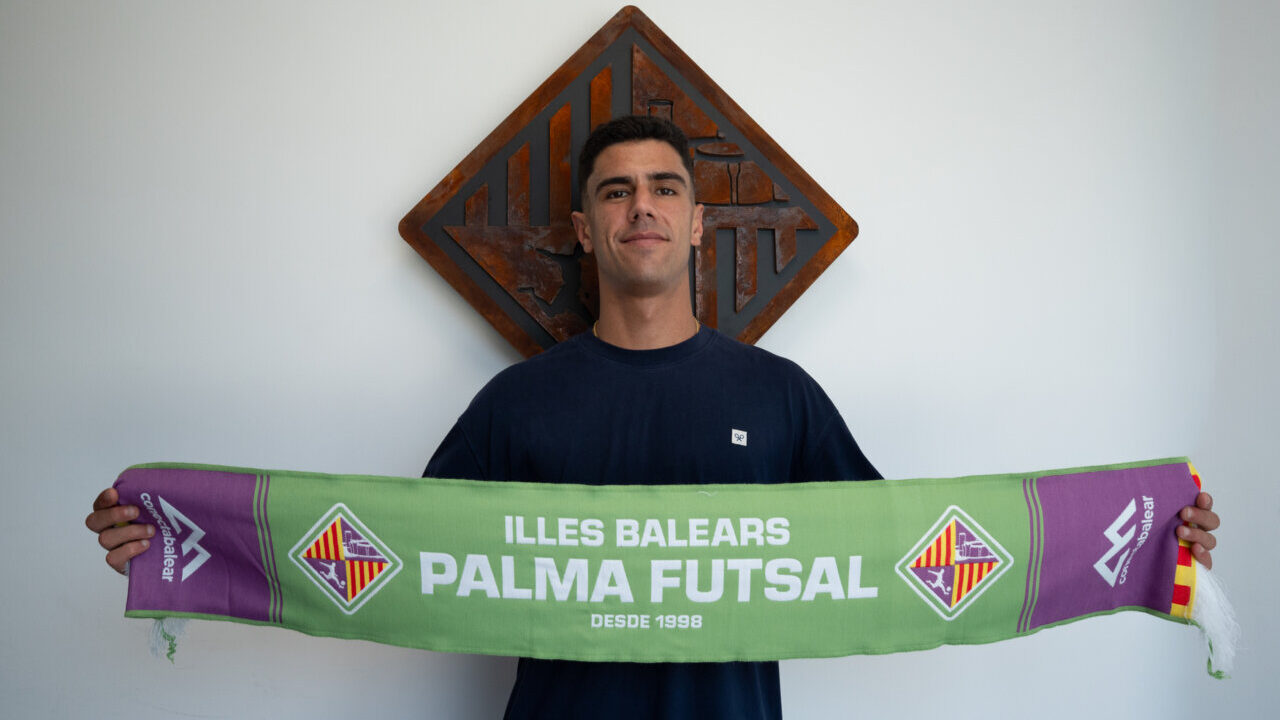 Carlos G&oacute;mez sosteniendo una bufanda del Palma Futsal