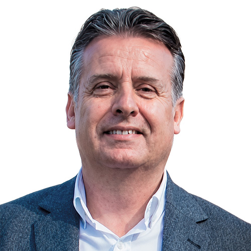 Retrato de Carlos Juiz con fondo blanco y sonrisa