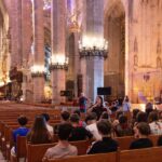 Grupo de estudiantes en un recorrido cultural en la Catedral de Mallorca