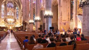 Grupo de estudiantes en un recorrido cultural en la Catedral de Mallorca