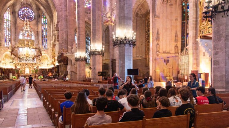 Grupo de estudiantes en un recorrido cultural en la Catedral de Mallorca