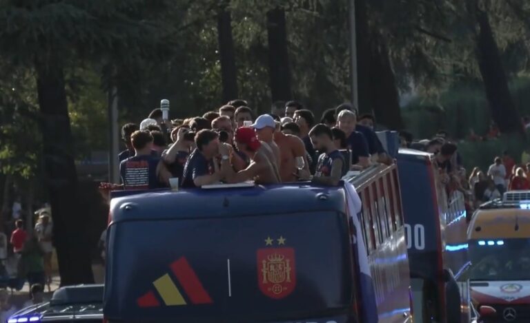 "Reyes del Mundo": de Mallorca a Madrid, la selección se da un baño de masas por la segunda estrella