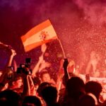 Multitud celebrando con banderas en la plaza de las Tortugas de Palma