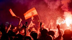Multitud celebrando con banderas en la plaza de las Tortugas de Palma