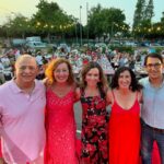 Cinco personas posando en un evento del PSIB con un gran público al fondo.