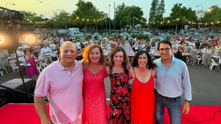 Cinco personas posando en un evento del PSIB con un gran público al fondo.