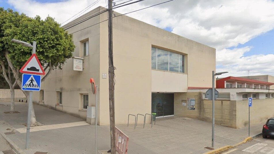 Un paciente enloquece, rompe mobiliario y amenaza a dos sanitarias en el centro de salud de Sineu
