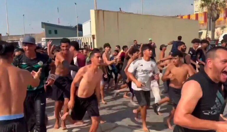 Multitud de personas cruzando la frontera de Ceuta desde Marruecos