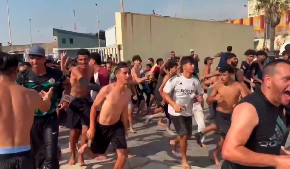 Multitud de personas cruzando la frontera de Ceuta desde Marruecos