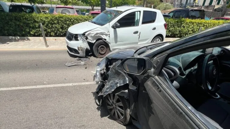 Tres heridos tras un aparatoso choque frontal en el Port d'Alcúdia