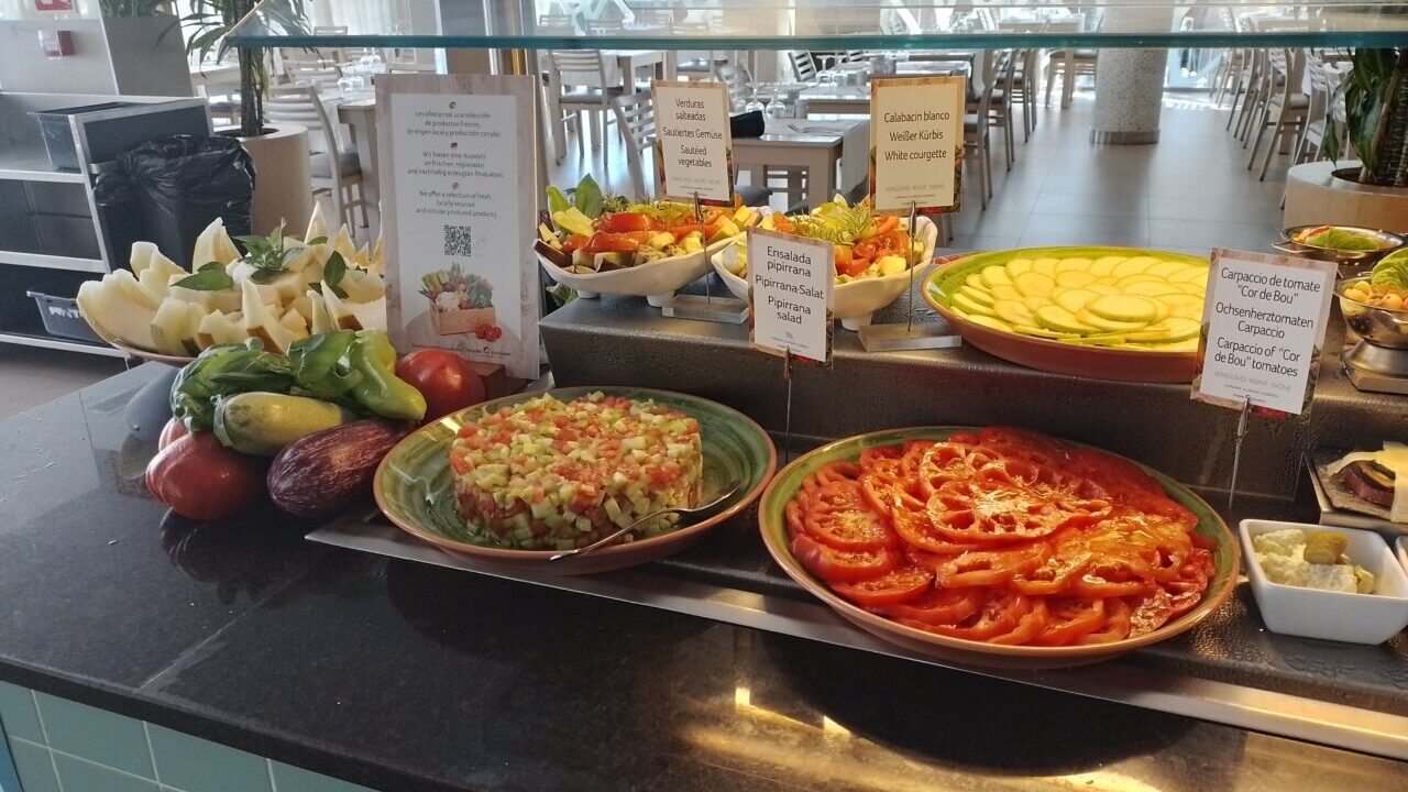 Buffet de ensaladas y verduras frescas en hotel de Palma