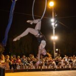 Artista realizando acrobacias en un espectáculo al aire libre en Marratxí